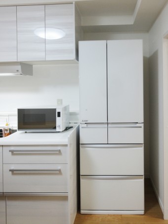 白の鏡面木目にお料理の彩りもより華やかに